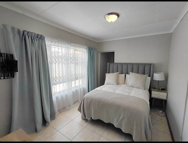 5 BEDROOM FREESTANDING FOR SALE IN FLORA PARK